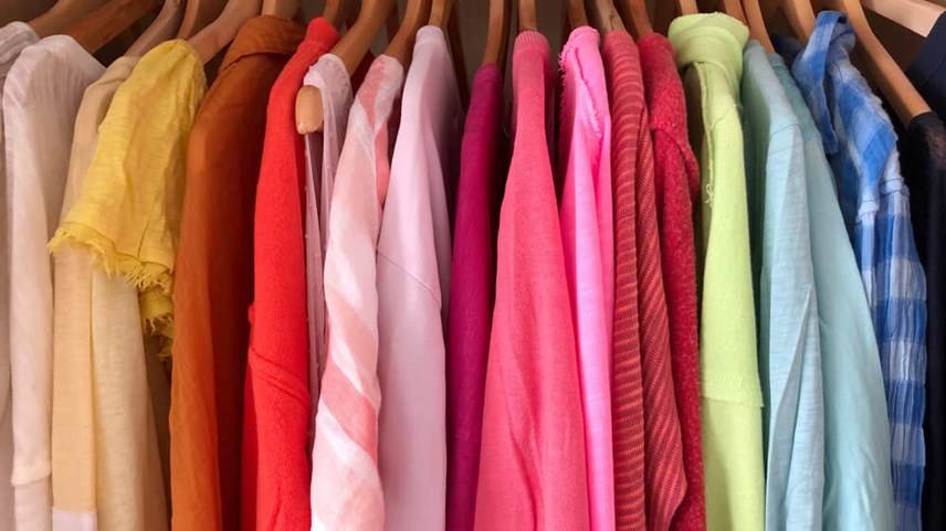 Tahrojen poistaminen värillisistä paidoista